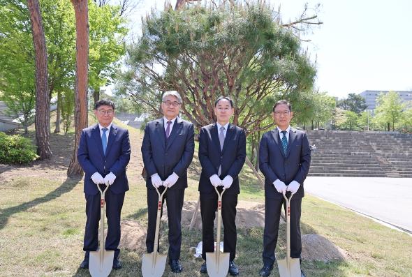 “푸른 소나무에 새긴 모교 사랑” 이상배 전 총동창회장 기념식수 행사 열어